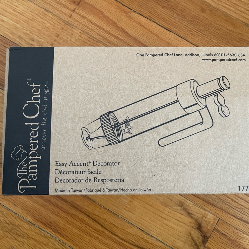 Brand new Pampered Chef Easy Accent Decorator